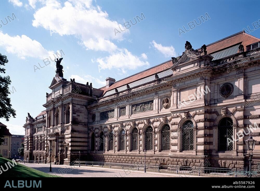 Dresden (Sachsen), Albertinum. (ehem. Zeughaus; erbaut 1559/63; Umbau zum Museums- und Archivbau 1884/87; Arch.: Carl Adolf Canzler). Außenansicht. Foto (L.Hammel / J.Peter).