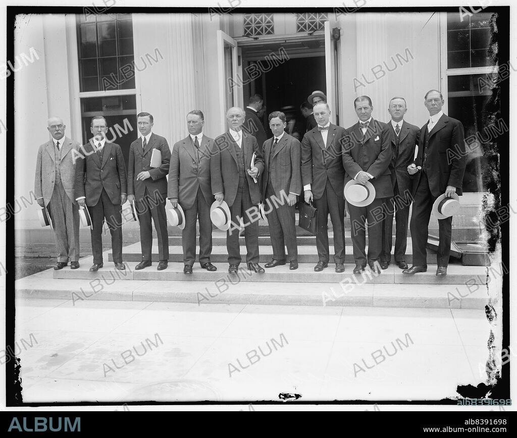 HARRIS & EWING. Chicago businessmen, between 1910 and 1920. Left to right: A.W. Shaw, pub. System Mag [Arch Wilkinson Shaw, entrepreneur, editor and management theorist: publisher of System, Magazine of business); Cornelius Lynde, lawyer; J.T. Pieri e [sic]; Thomas Creigh, Cudahy Packing Co.; W.I. Clow, hardware merchant; Ezra Warner, wholesale grocer; John B. Farwell, dry goods merchant.