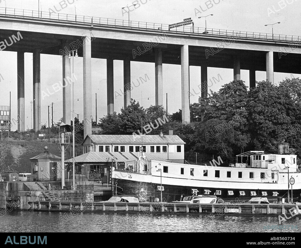 Stockholm 1972-08-03. Under Skanstullsbron ligger Stockholms nyaste vandrarhem. Det är den gamla ångaren "Sätra" som Svenska turistföreningen reparerat och inrett. Den gamla kanalångaren "Sätra ägdes tidigare av Bergendahl & Höckert, som använde henne till logementsfatryg.. Foto: Per L-B Nilsson / DN / TT / Kod: 41. ** SvD OUT **.