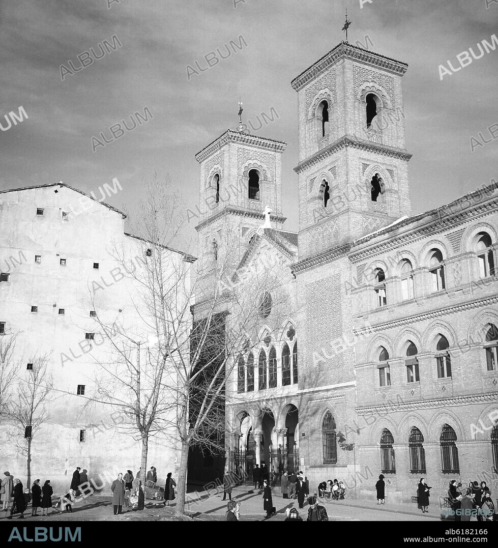 LORENZO ALVAREZ CAPRA (1848-1901). FACHADA DE LA IGLESIA PARROQUIAL DE SAN PEDRO EL REAL-CAPILLA DE LA PALOMA - 1896/1911 - FOTOGRAFIA EN BLANCO Y NEGRO - AÑOS 50.