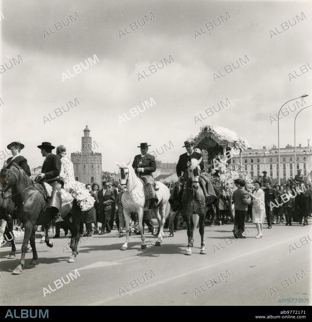 En la Imagen, la carreta del simpecado por el puente de san Telmo en la mañana del 11 de mayo de 1967, en un día que Amenazaba Lluvia. Era hermano mayor Juan Manuel Moreno Lupiáñez.