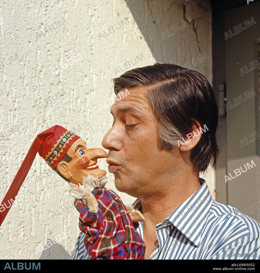 German singer and actor Peter Rene Koerner with the Hohnsteiner Kasper puppet at Roesrath near Cologne, Germany 1971.