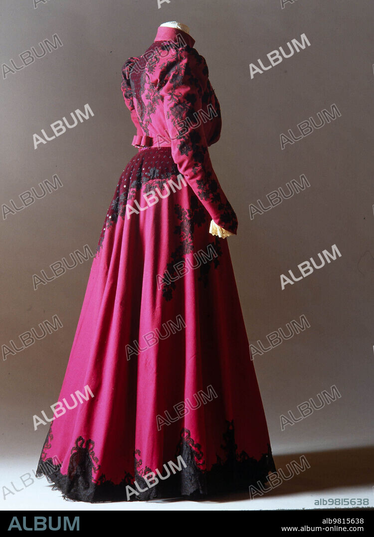 Vestido femenino de tarde diseñado por Carolina Montagne Roux, siglo XIX. Museu Textil i d'Indumentaria de Barcelona.