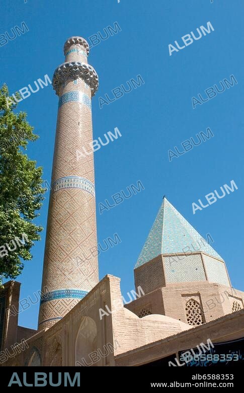 Natanz (Prov.Isfahan, Iran), Grabkomplex des Shaikh Abd al-Samad al-Isfahani, bestehend aus Masdjide Djame ( Freitagsmoschee) und Mausoleum ( Ilkkhaniden-Zeit, Anfang 14.Jahrhundert).-Teilansicht: Minarett der Moschee und Zeltdach des Mausoleums.-Foto, 2009.