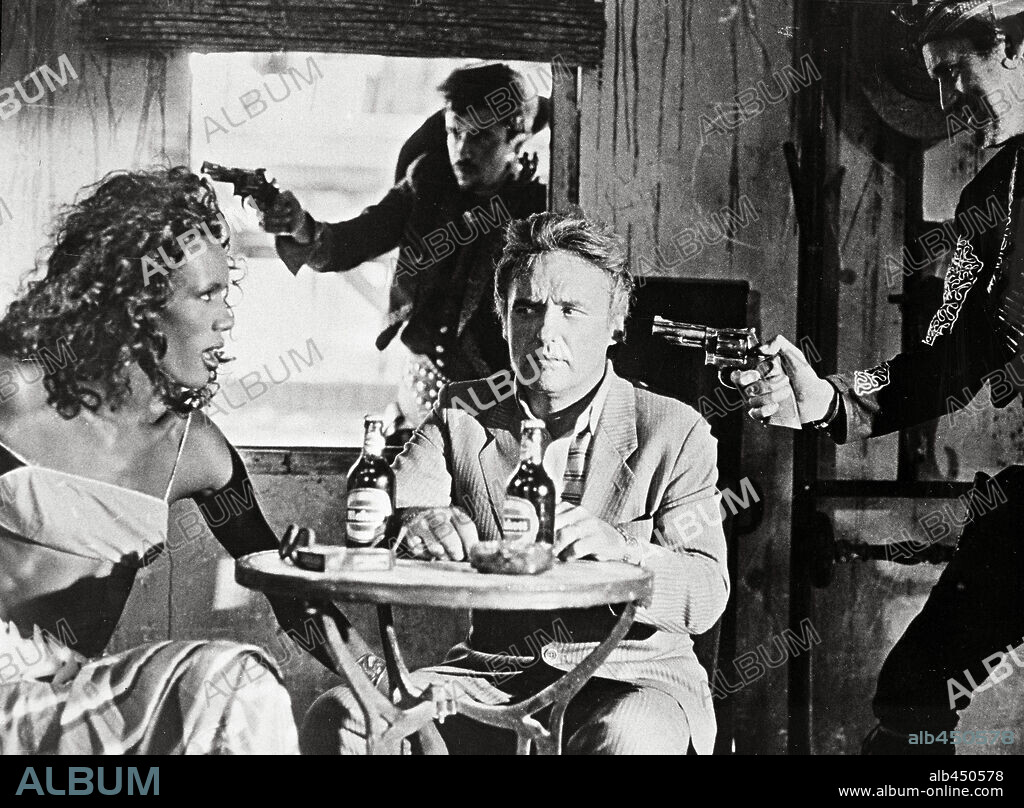 DENNIS HOPPER y GRACE JONES en DIRECTOS AL INFIERNO, 1987 (STRAIGHT TO HELL), dirigida por ALEX COX. Copyright MIRACLE FILMS.