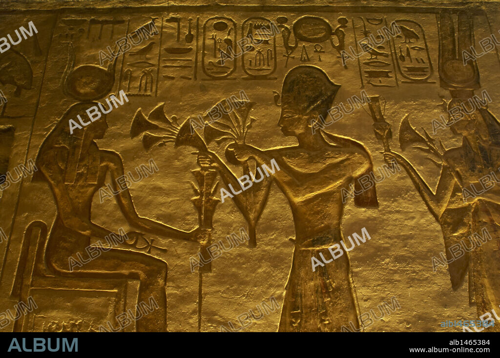 ARTE EGIPCIO. EGIPTO. GRAN TEMPLO DE RAMSES II (1290-1224 a. C.). Templo funerario excavado en la roca. Detalle de los relieves esculpidos con la representación del faraón Ramses II rodeado de dos divinidades, ofreciendo ofrendas. IMPERIO NUEVO. ABU SIMBEL. Norte de Africa.