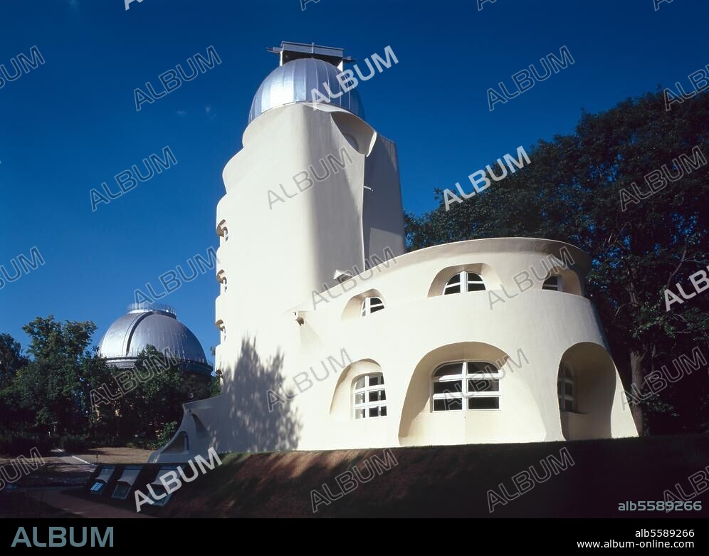 Potsdam (Brandenburg), Einsteinturm auf dem Telegrafenberg. (erbaut 1920/21; Arch: Erich Mendelsohn; Forschungseinrichtung zur empirischen Prüfung des Effekts von Einsteins Allgemeiner Relativitätstheorie an der Sonne). Außenansicht. Foto (Jochen Helle).