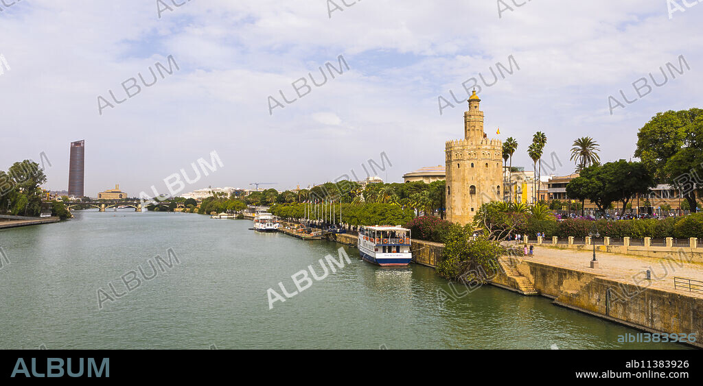 Torre del Oro (Gold Tower) and river Rio Guadalquivir, Seville, Andalusia, Spain, Europe.