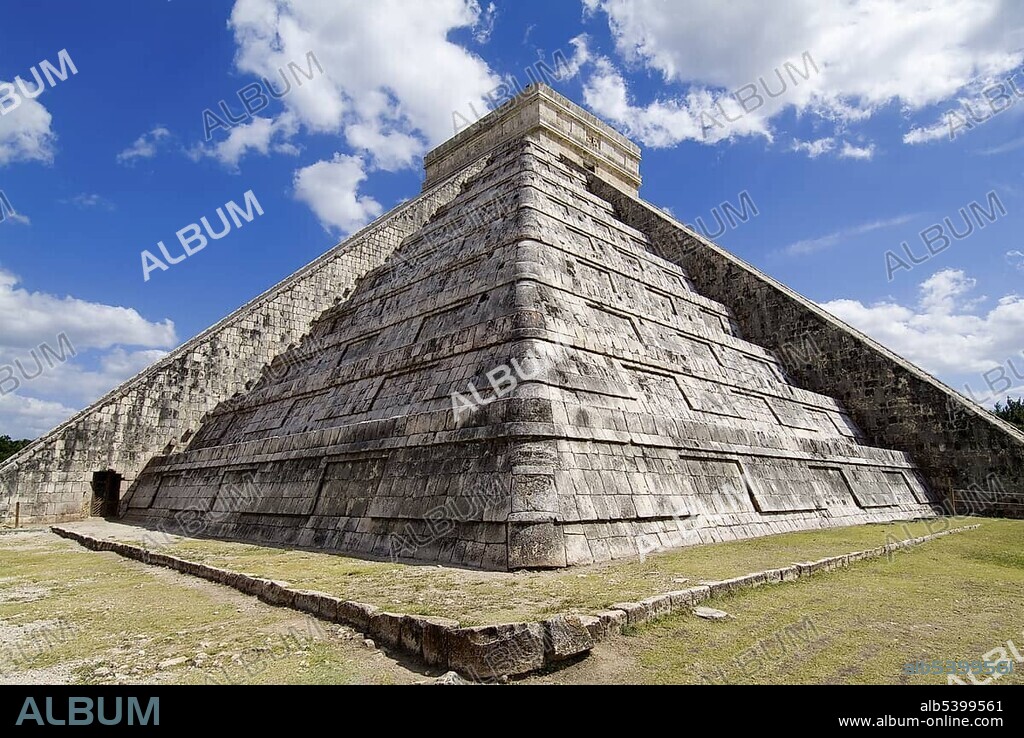 Chichen Itza, Stepped pyramid of Kukulkan, El Castillo, Yucatan, Mexico, UNESCO World Heritage Site