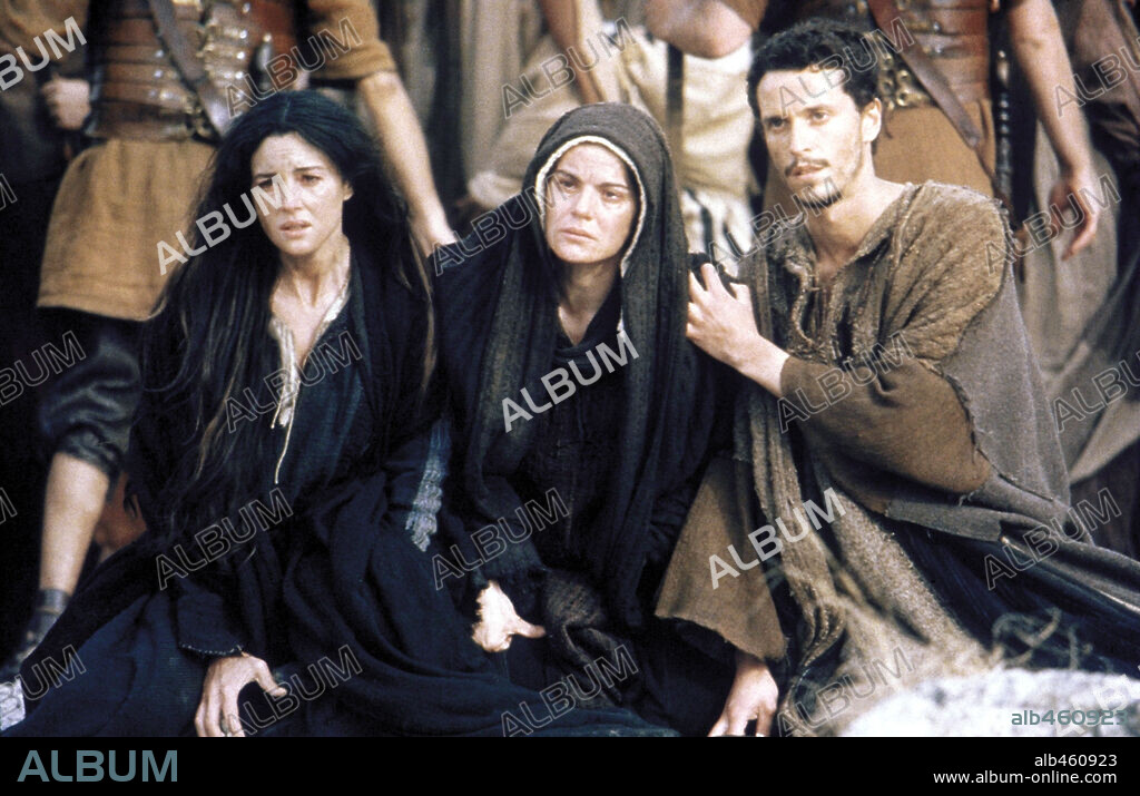 HRISTO JIVKOV, MAIA MORGENSTEN and MONICA BELLUCCI in THE PASSION OF THE CHRIST, 2004, directed by MEL GIBSON. Copyright ICON DISTRIBUTION INC. / ANTONELLO, PHILIPPE.