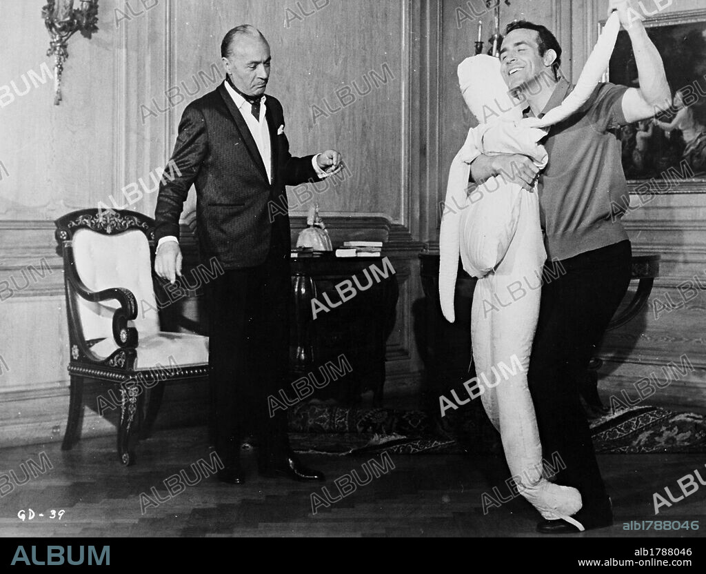CHARLES BOYER y RICARDO MONTALBAN en ESE DESINTERESADO AMOR, 1963 (LOVE IS A BALL). Copyright UNITED ARTISTS.