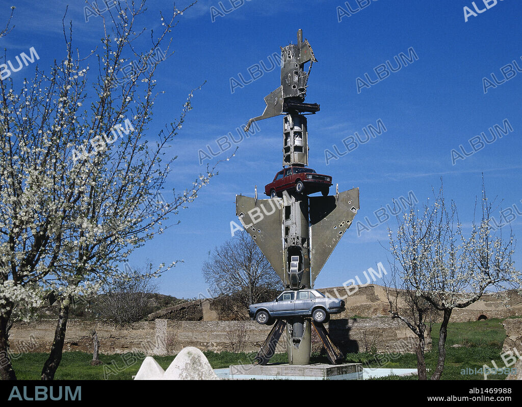 WOLF VOSTELL. ARTE SIGLO XX. ALEMANIA. VOSTELL, Wolf (Leverkusen, 1932-Berlín, 1998). Artista alemán. ESCULTURA " ¿POR QUE EL PROCESO ENTRE PILATOS Y JESUS DURO SOLO DOS MINUTOS? ", realizada en 1996. MUSEO VOSTELL, situado en el paraje denominado Los Barruecos. Cercanías de Malpartida de Cáceres Provincia de Cáceres. Extremadura. España.