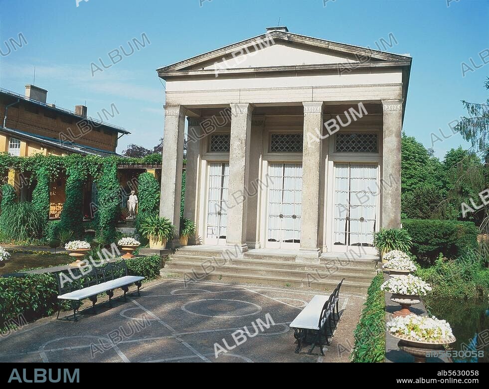 Potsdam, Gärtnervilla und Römische Bäder im Park von Sanssouci (Entworfen 1829ff. von Karl Friedrich Schinkel). Teepavillon (1830). Foto, 1992.