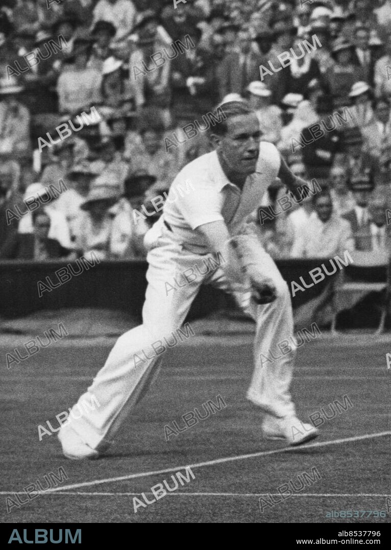 Orig. bildtext... VON CRAMM DEFEATS HECHT IN WIMBLEDON SINGLES. Baron Gottfried von Cramm, German conqueror of champion Fred Perry in the French tournements, defeat L. Hecht of Czechoslovakia 6-4: 6-3: 6-4 in their singles match in the Wimbledon Championships. Photo shows: Von Cramm in play against Hecht on the centre court at Wimbledon. Anm. G von Cramm, 1909-1976 Matchbilder persons: GOTTFRIED VON CRAMM sites: TYSKLAND*;WIMBLEDON;STORBRITANNIEN.