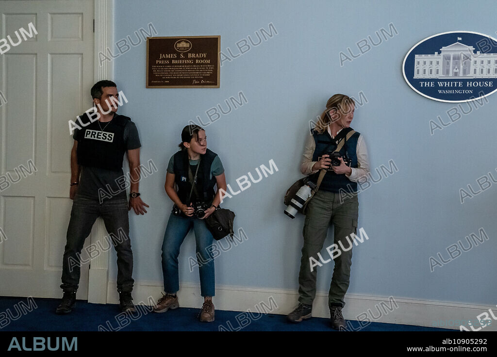 CAILEE SPAENY, KIRSTEN DUNST and WAGNER MOURA in CIVIL WAR, 2024, directed by ALEX GARLAND. Copyright A24/DNA Films/IPR.VC.