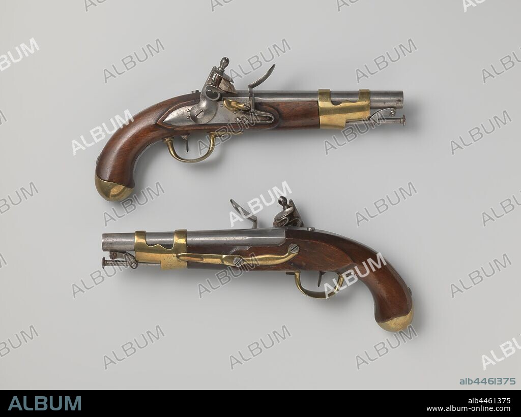 Flint gun for the heavy cavalry, Nederlandse Armee, Model 1820, Flint gun or cavalry gun for the heavy cavalry, M1820 for the Nederlandse Armee, part of a couple. The rooster has a heart-shaped recess, pan of yellow copper. The loop is marked on top with an E, LG, and a star in an oval, and on the bottom with the number 56, among others. provided with a blazon with a dot, the loading stick is permanently attached with a pair of hinged brackets under the trump. The flask is curved. The iron and brass fittings consist of a steel loading stick mounted on a bracket and a strip that connects the tail of the barrel with the butt cap, the rest of the batter is yellow copper and consists of a treadmill with two strips with an integrated loading pole opening, an L-shaped screw plate, a wide trigger guard and the butt cap., anonymous, 1820, iron (metal), wood (plant material), l 35.9 cm l 21 cm d 17.2 mm.