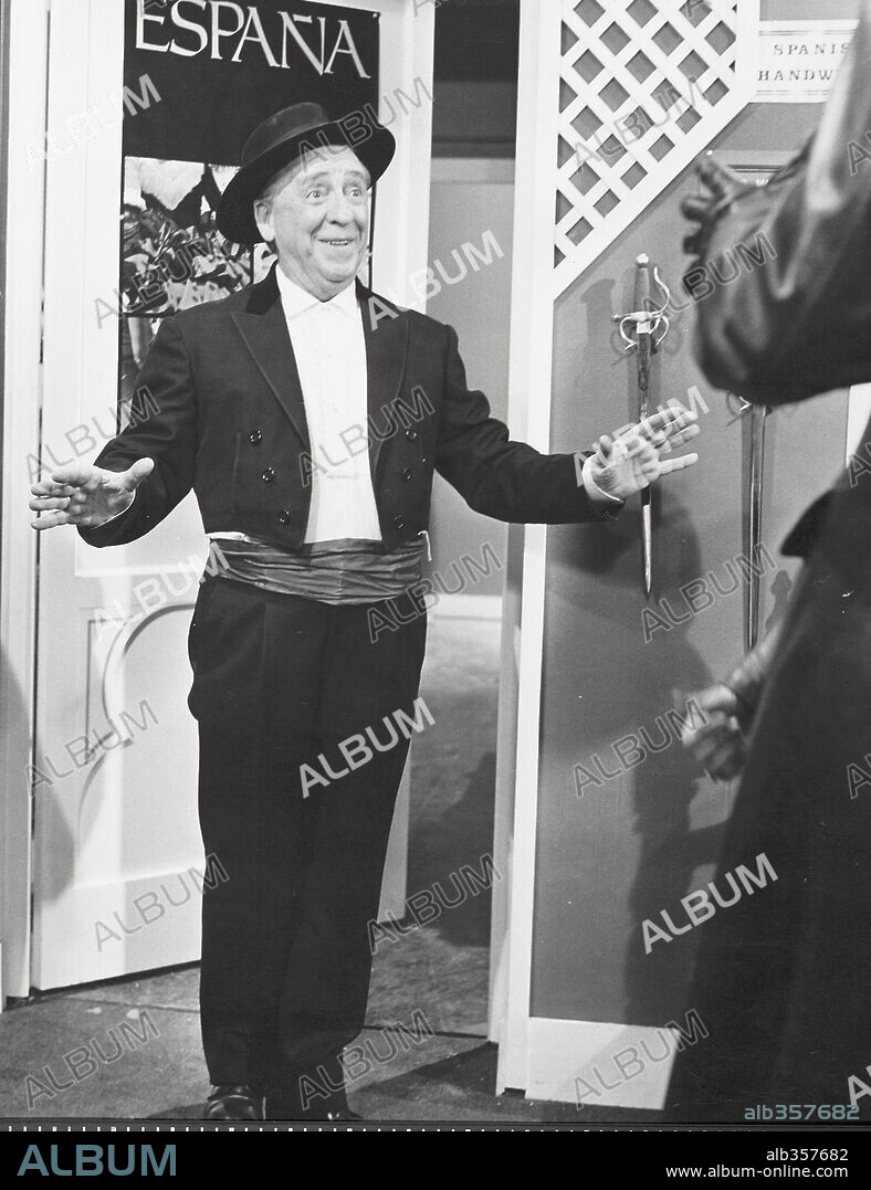 PACO MARTINEZ SORIA en ESTOY HECHO UN CHAVAL, 1977, dirigida por PEDRO LAZAGA. Copyright FILMAYER.