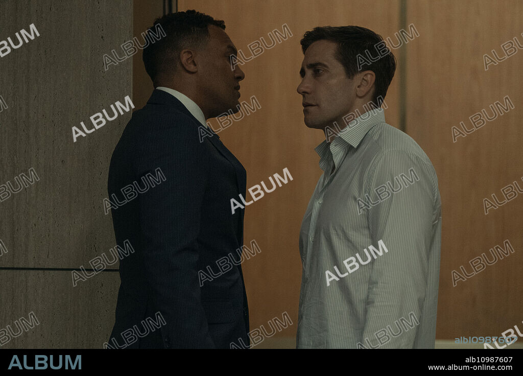 JAKE GYLLENHAAL y O-T Fagbenle en PRESUNTO INOCENTE, 2024 (PRESUMED INNOCENT), dirigida por DAVID E. KELLEY. Copyright Apple Studios/Bad Robot/David E. Kelley Productions. Episode 1x2.