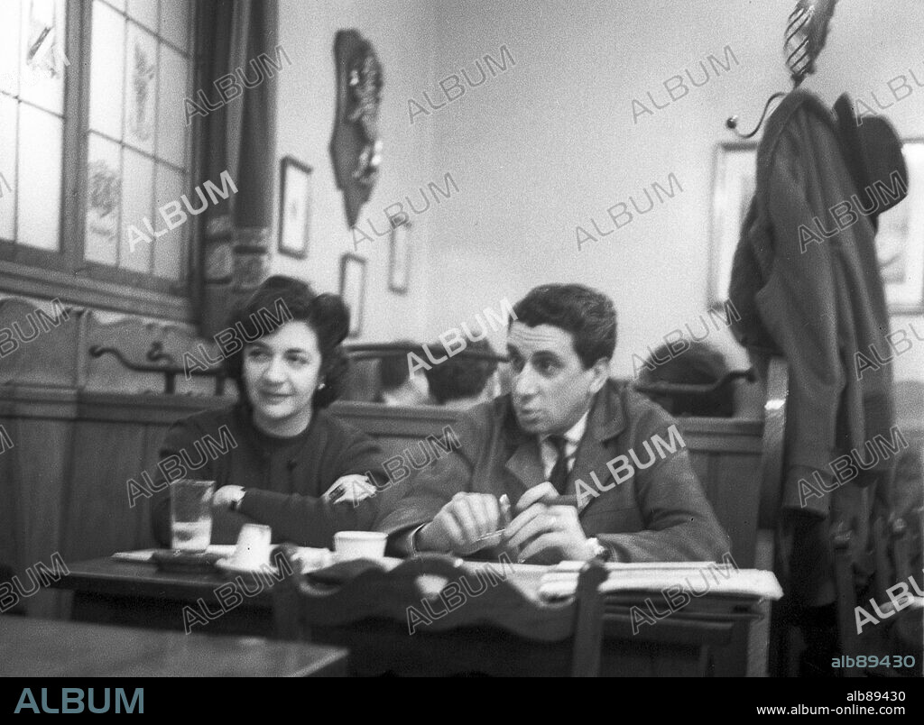 La escritora española Ana María Matute con su marido, el escritor Ramón Eugenio de Goicoechea, en la cervecería Heidelberg de Barcelona en el año 1962.