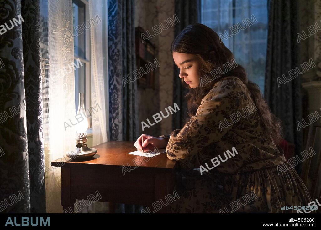 HAILEE STEINFELD dans DICKINSON, 2019, réalisé par DAVID GORDON GREEN, LYNN SHELTON et PATRICK R. NORRIS. Copyright ANONYMOUS CONTENT.
