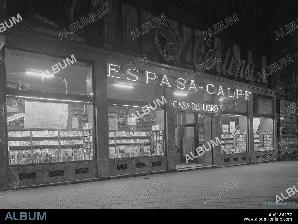 JOSE YARNOZ LARROSA (1884-1966). LIBRERIA DE ESPASA CALPE TAMBIEN LLAMADA CASA DEL LIBRO SITUADA EN LA CALLE GRAN VIA - FOTOGRAFIA EN BLANCO Y NEGRO - AÑOS 60.
