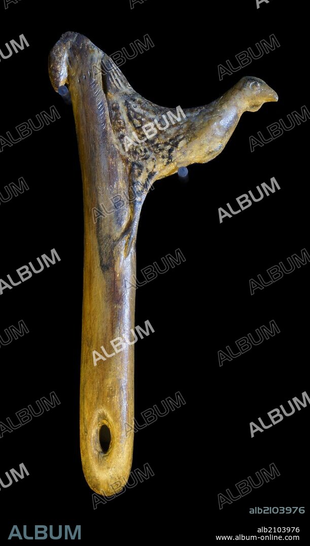 PIEZAS DE LA EXPOSICION "ARTE SIN ARTISTAS": PROPULSOR "EL UROGALLO", DE LA CUEVA DE MAS D'AZIL, ARIEGE (FRANCIA). TALLADO EN ASTA DE RENO. MAGDALENIENSE.