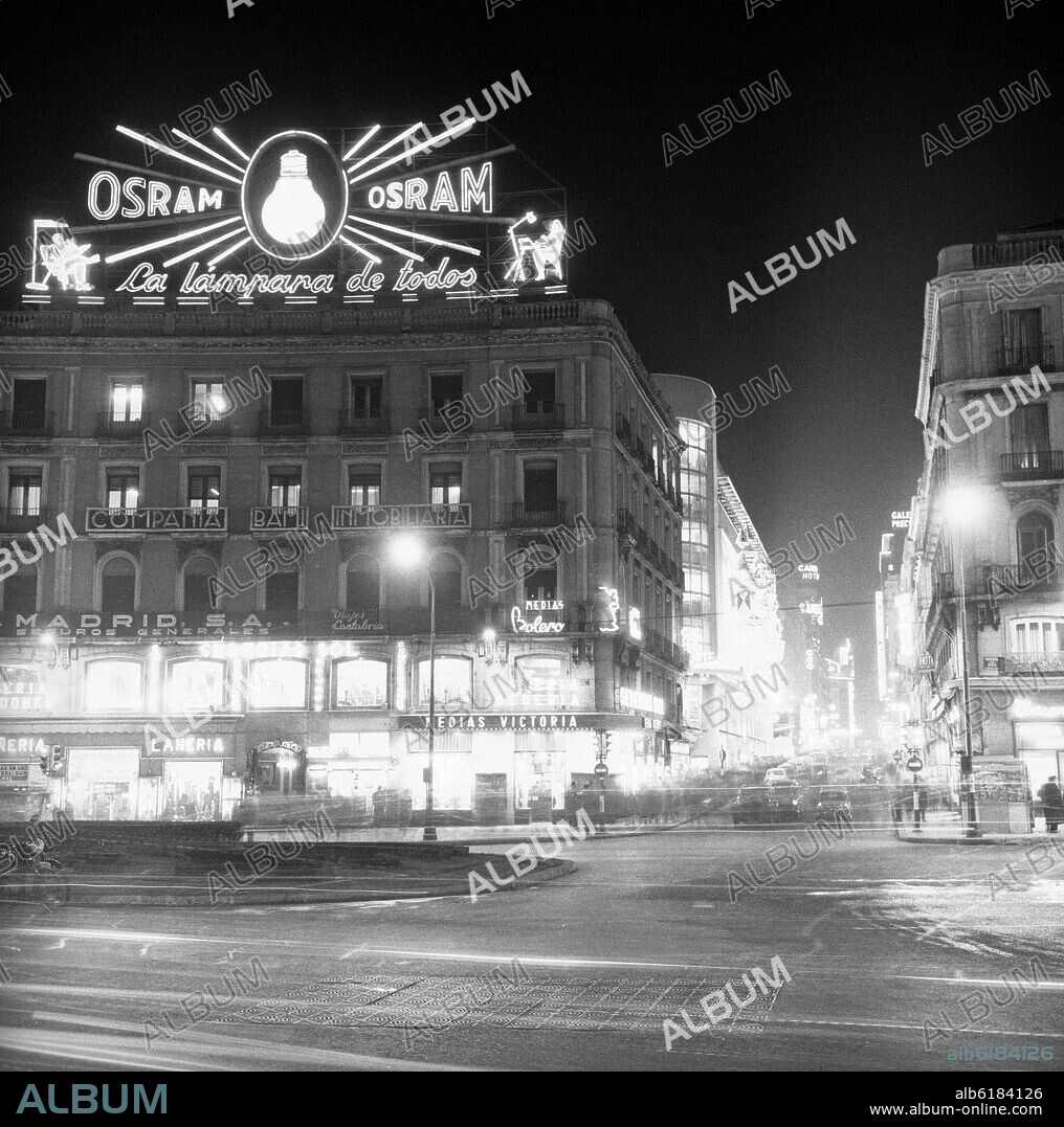 PUERTA DEL SOL - FOTOGRAFIA EN BLANCO Y NEGRO - AÑOS 60.