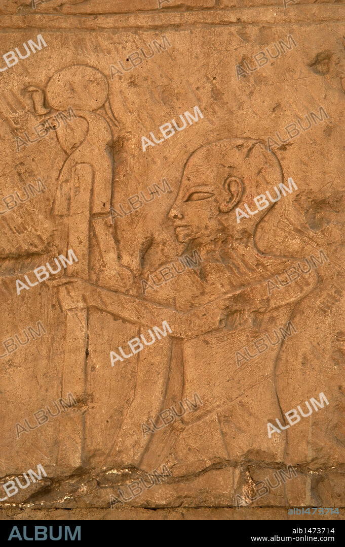 ARTE EGIPCIO. EGIPTO. Relieve con la representación de sacerdote portando la imagen del DIOS RA (con disco solar). TEMPLO DE HATSHEPSUT, reina faraona de la XVIII Dinastía del Imperio Nuevo. Deir-El Bahari. Luxor. Antigua Tebas "Waset".