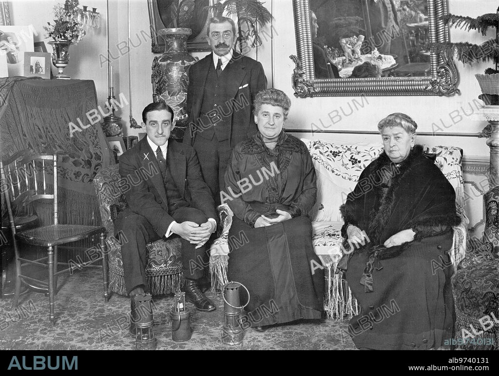 Marzo 1915. Salvado de una catástrofe Minera. El ingeniero D. Manuel Sáenz de Santamaría (X), con sus Padres y Abuela, en su casa de Madrid. A sus Pies se Ven las dos Lámparas de minero con cuyo aceite se Alimentó los doce Días que Estuvo Sepultado y la lámpara Eléctrica con que se Alumbró.