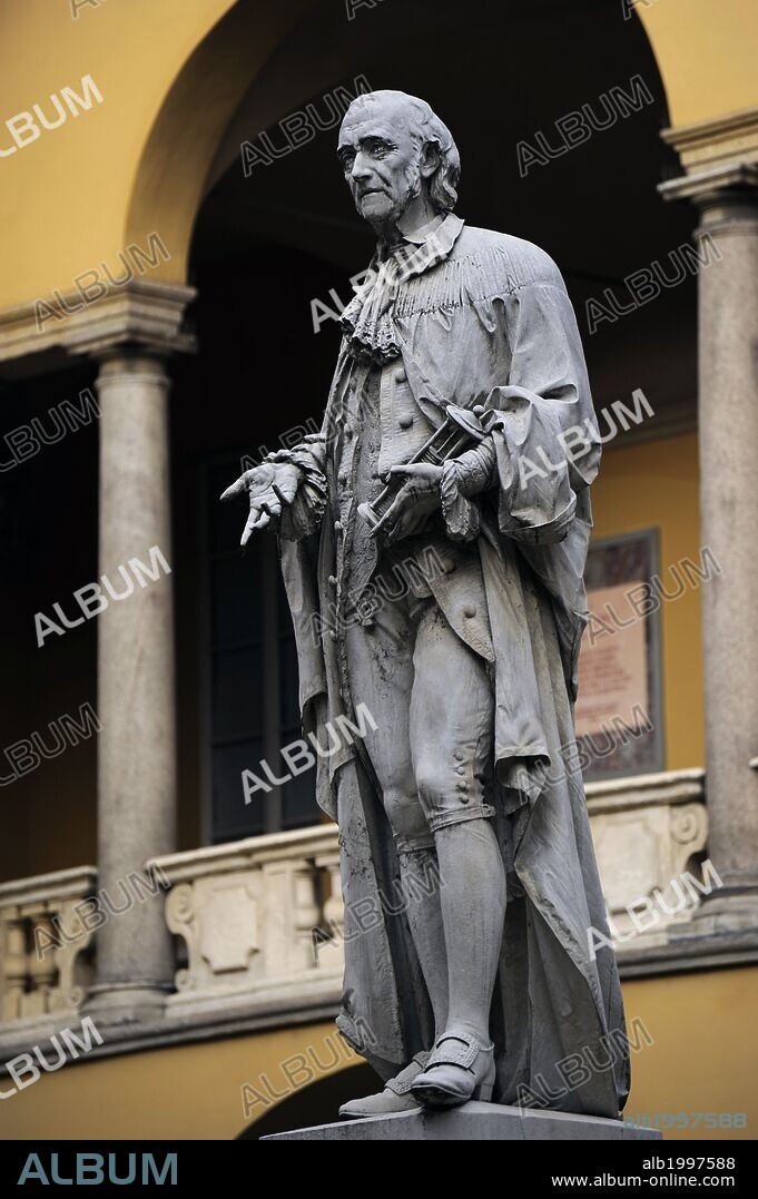 VOLTA, Alessandro, conde de (Como,1745-Como,1827) Físico italiano. En 1775 inventó el electróforo, en 1776 el eudiómetro, y en 1778 descubrió el gas metano. En 1799 inventó la pila de su nombre, primer generador eléctrico no electrostático. Escultura. Universidad de Pavia. Lombardia. Italia.
