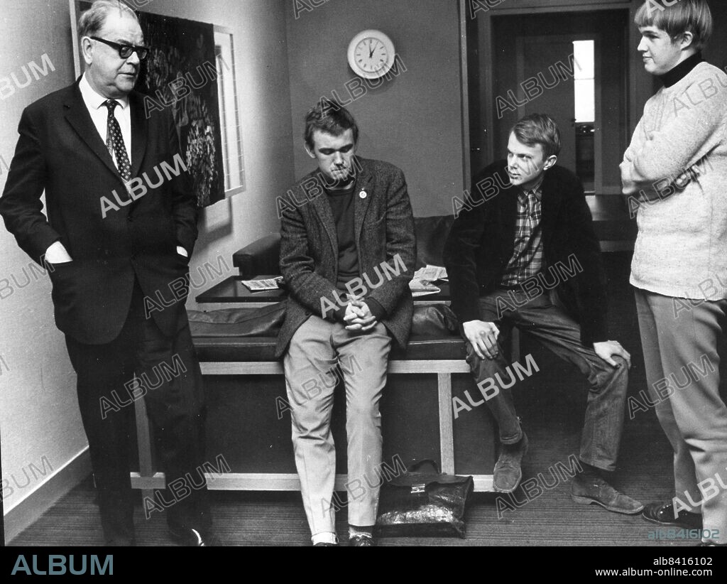 STOCKHOLM 671219 : Tage Erlander med tre representanter för FNL-rörelsen, Jan-Erik Olsson, Lennart Eng och Mats Widgren. Foto: Göran Blom Kod: 192 COPYRIGHT SCANPIX SWEDEN.