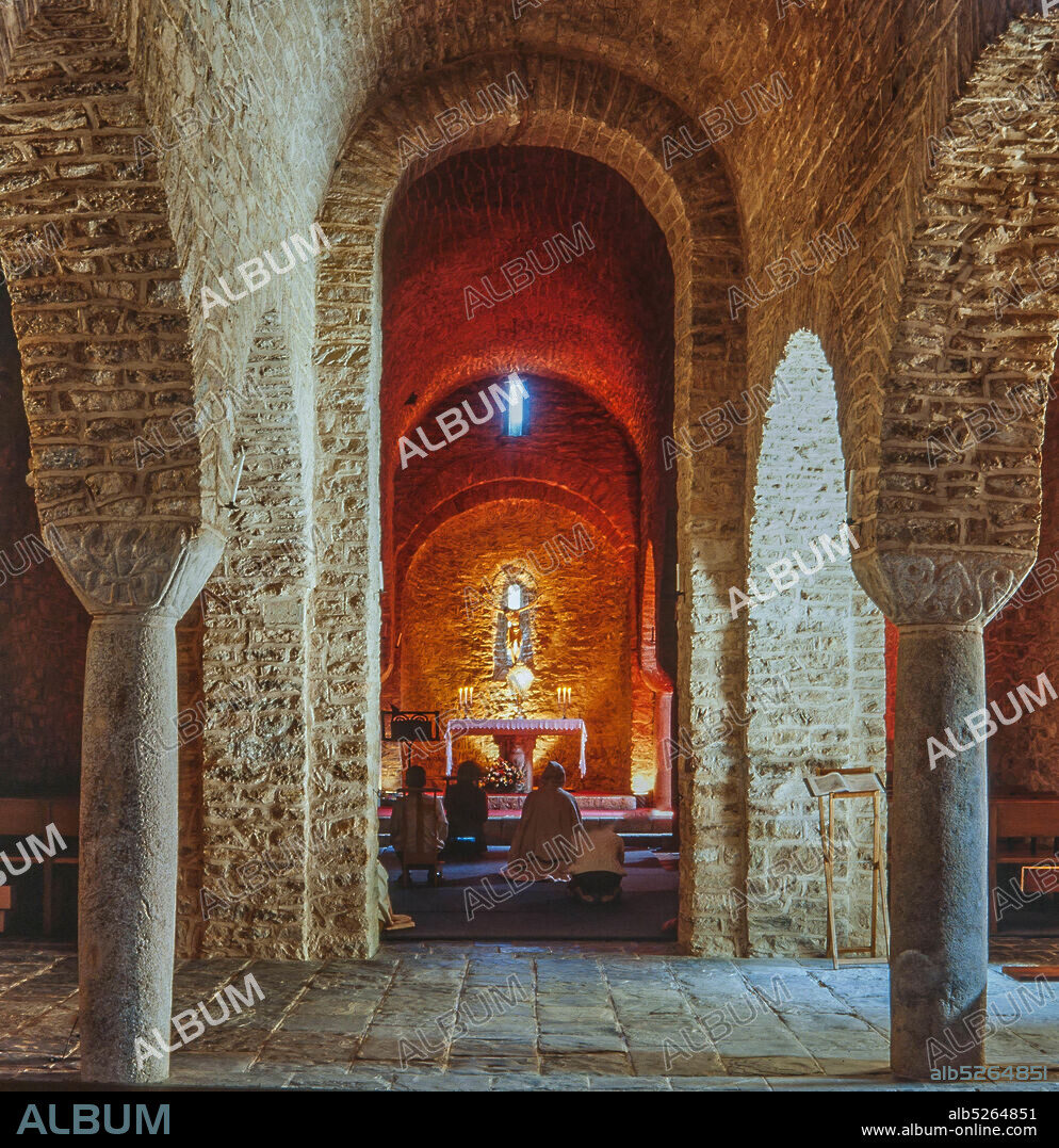 Interior de la iglesia de la Abadía de Sant Martí del Canigó, fundada en el siglo XI en la localidad de Casteil, Francia.