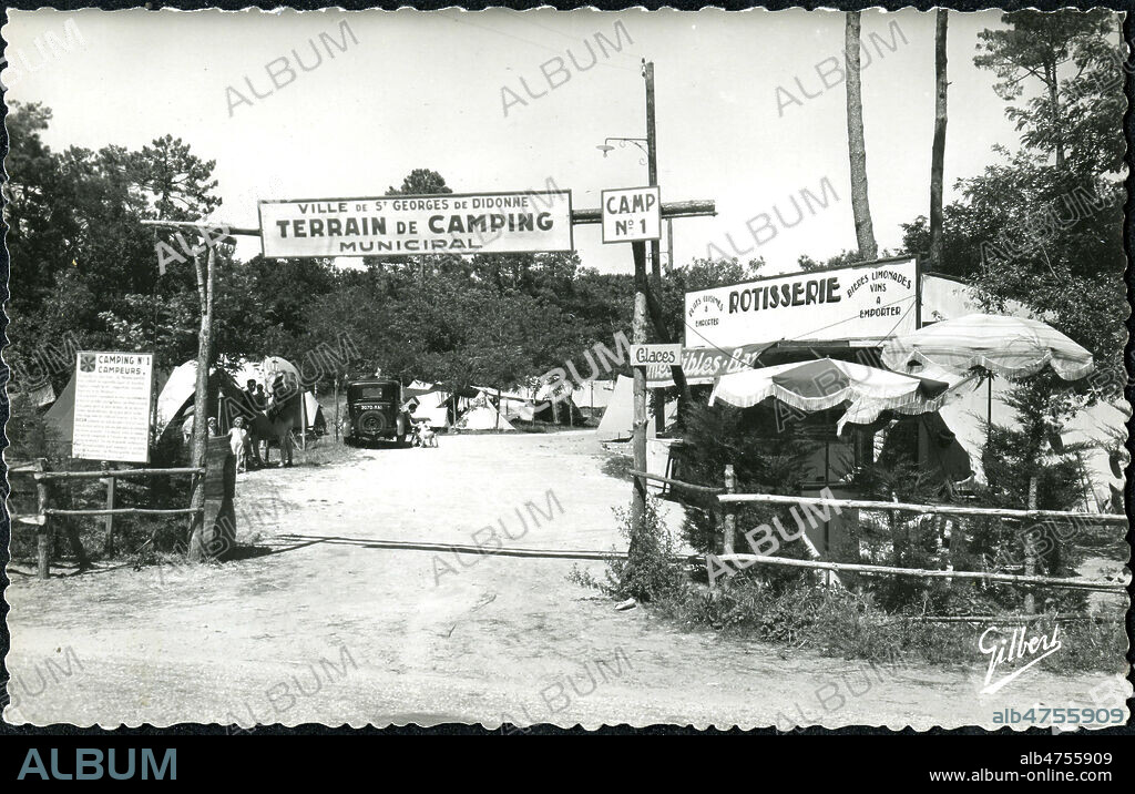 Entree du camping municipal de Saint Georges de Didonne (Charente Maritime) Carte postale vers 1936. Annees 30, premieres conges payes. Photographie Gilbert. Credit : IM/KHARBINE-TAPABOR.