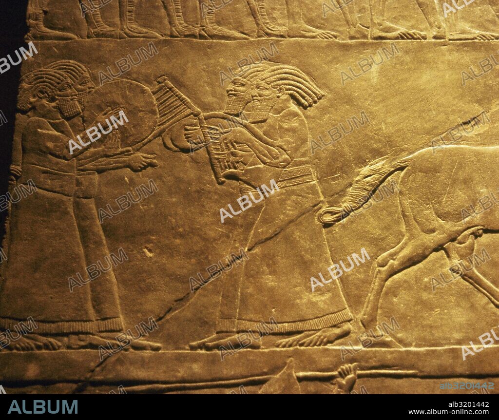 ARTE ASIRIO. RELIEVE DEL EJERCITO Y LOS MUSICOS. Obra datada en el siglo VII a. C. Detalle de los músicos. Procede del Palacio de Assurbanipal. Nínive. Museo del Louvre. París. Francia.