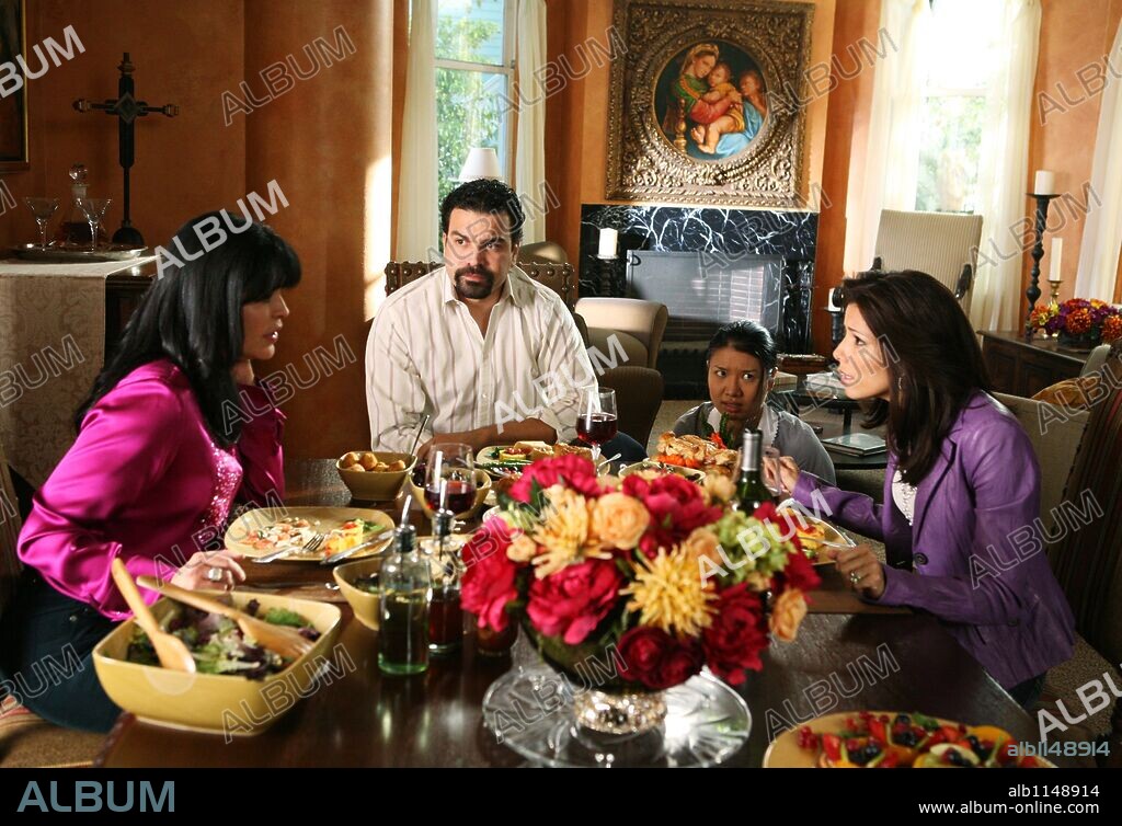 EVA LONGORIA, GWENDOLINE YEO, MARIA CONCHITA ALONSO y RICARDO ANTONIO CHAVIRA en MUJERES DESESPERADAS, 2004 (DESPERATE HOUSEWIVES). Copyright TOUCHSTONE TELEVISION. Temporada 2.