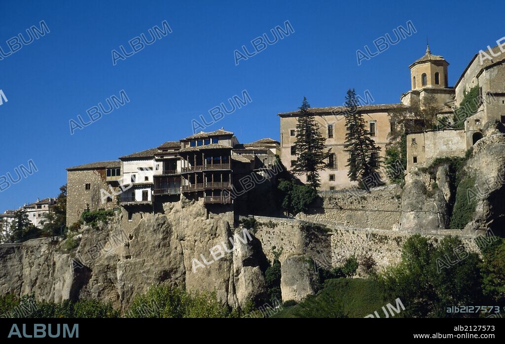 CASTILLA-LA MANCHA. CUENCA. Panorámica de la ciudad antigua con sus Casas Colgadas, desde la Hoz del río Huécar. España.