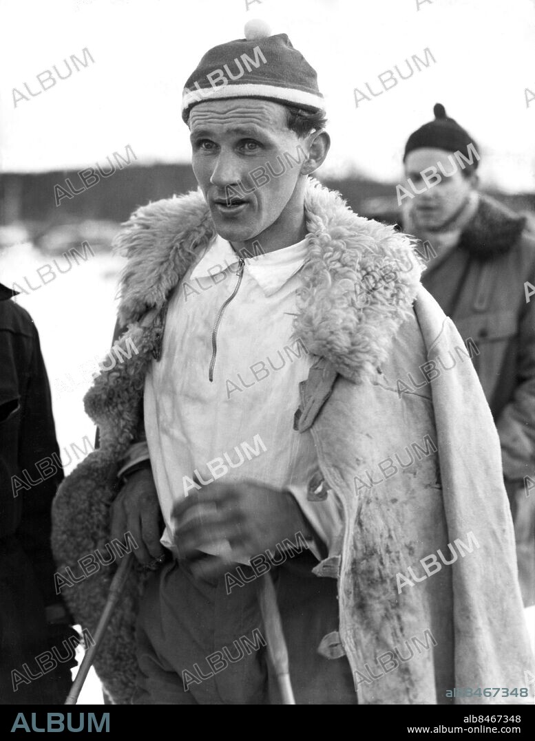SUNDSVALL 1955.. Sixten Jernberg, skidåkare, under skid-SM i Sundsvall, där han tog guld på 15 km och 50 km samt silver på 30 km.. Foto: Owe Sjöblom / AB Text & Bilder / SVT / Kod: 5600. Mapp: Jernberg, Sixten A. Pälskragar Mössor.
