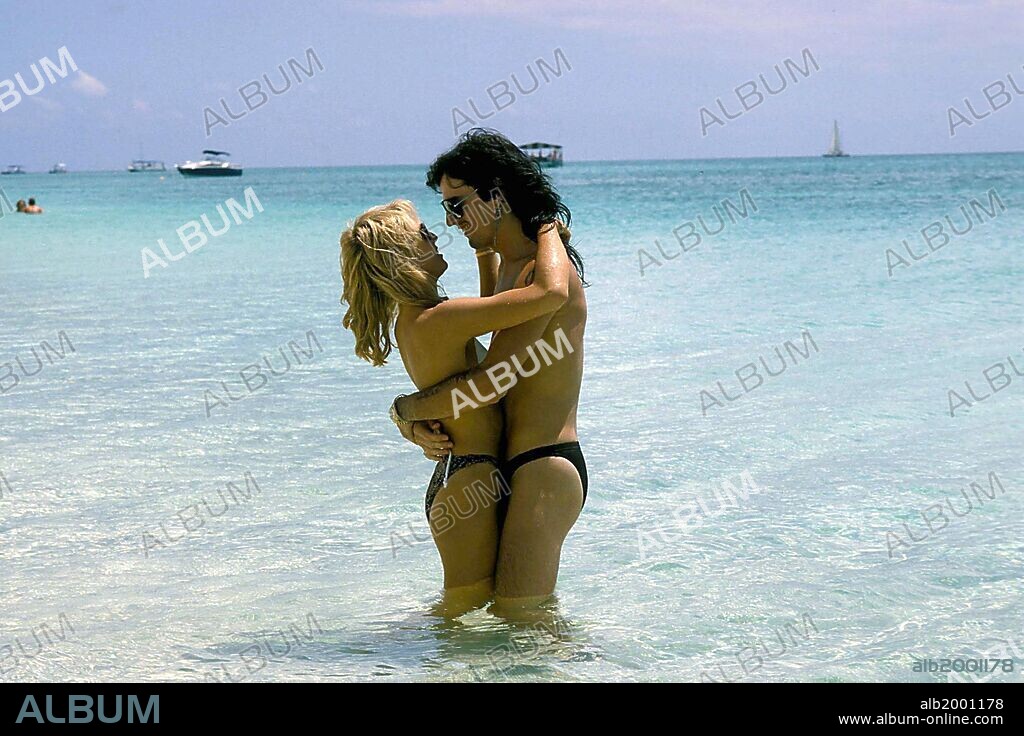 1986 - Grand Cayman, CAYMAN ISLANDS - HEATHER LOCKLEAR and husband TOMMY LEE on thier honeymoon in the Caribbean.  (Credit: Photo by Ray Fairall/ZUMA Press). 03/02/2006