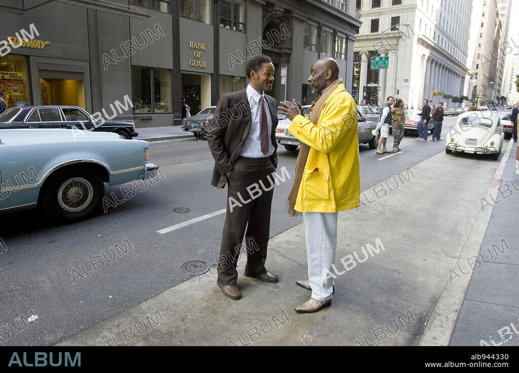 CHRIS GARDNER y WILL SMITH en EN BUSCA DE LA FELICIDAD, 2006 (THE PURSUIT OF HAPPYNESS), dirigida por GABRIELE MUCCINO. Copyright OVERBOOK ENTERTAINMENT/ESCAPE ARTISTS/COLUMBIA PICTURES CORP / ROSENTHAL, ZADE.