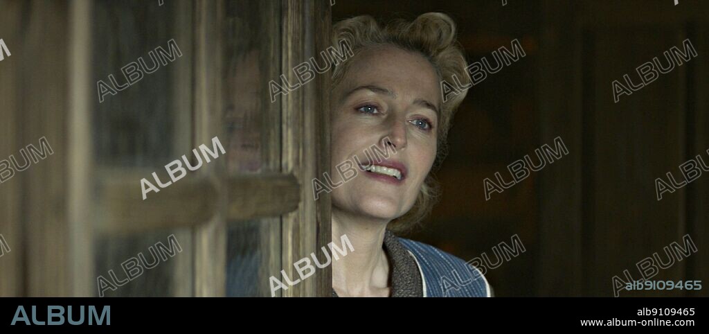 GILLIAN ANDERSON dans WHITE BIRD: UNE HISTOIRE MERVEILLEUSE, 2023 (WHITE BIRD: A WONDER STORY), réalisé par MARC FORSTER. Copyright LIONSGATE.