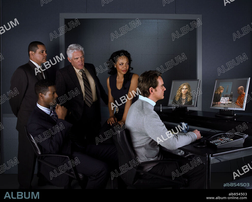 COREY REYNOLDS, G. W. BAILEY, GINA RAVERA y RAYMOND CRUZ en CLOSER, THE-TV, 2005. Copyright WARNER BROS. PICTURES / ECCLES, ANDREW.
