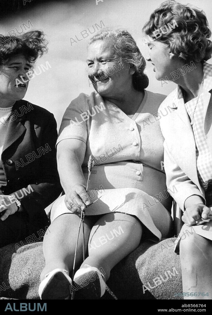 Oxelösund 1964-06-25. Sovjetledaren Nikita Chrusjtjovs hustru Nina Chrusjtjova i samtal under Sverigebesöket . Foto: SvD / TT / kod 12014.