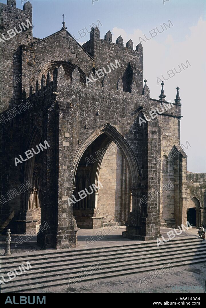 PORTADA PRINCIPAL-S XIII-GOTICO-ARCO OJIVAL REMATADO POR ALMENAS - FOTO AÑOS 70.