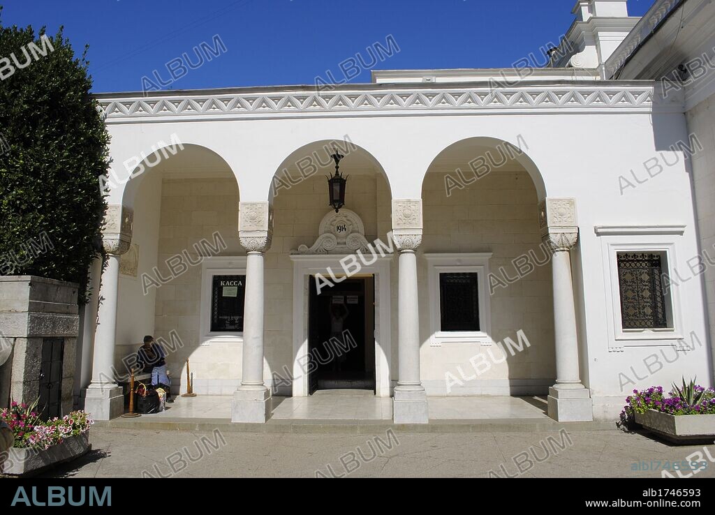 UCRANIA. REPUBLICA AUTONOMA DE CRIMEA. PALACIO DE LIVADIA. Residencia de la família del zar Nicolas II. Construido en estilo neo-renacentista. En 1945 se celebró en él, la famosa CONFERENCIA DE YALTA. Vista parcial del patio donde se realizaron las famosas fotografías de Churchill, Stalin y Roosevelt. Alrededores Yalta.