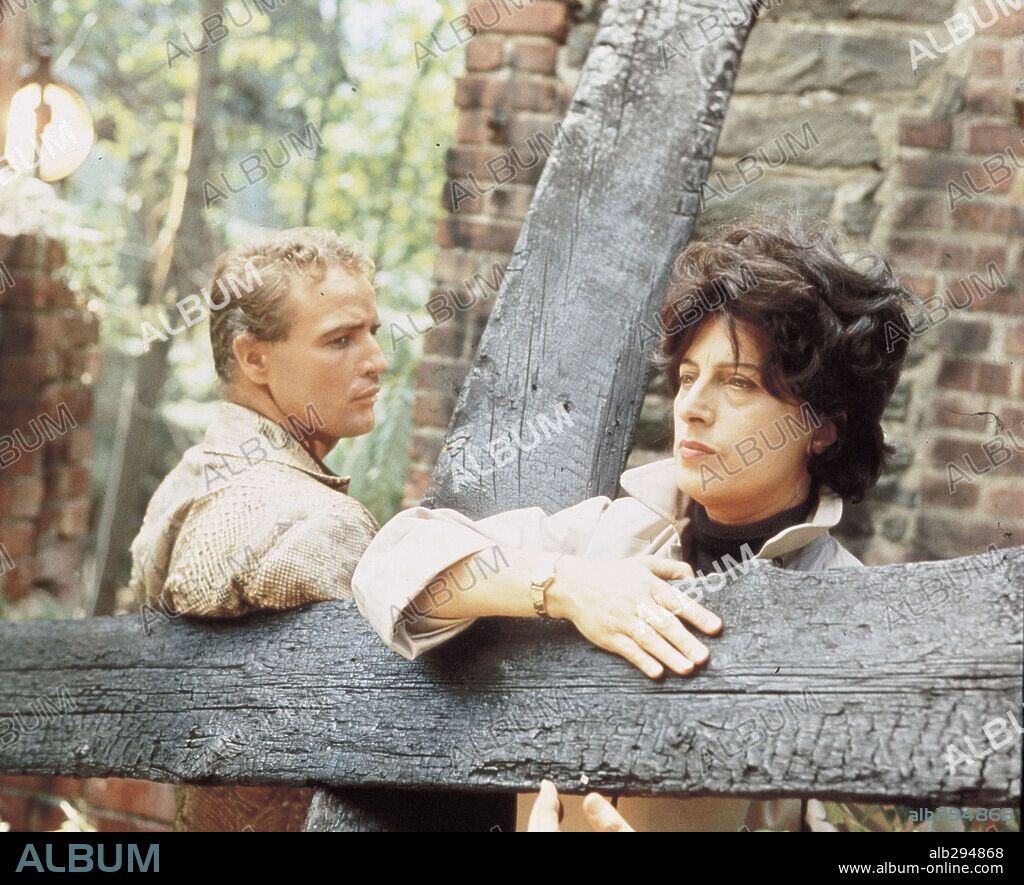ANNA MAGNANI and MARLON BRANDO in THE FUGITIVE KIND, 1959, directed by SIDNEY LUMET. Copyright UNITED ARTISTS.