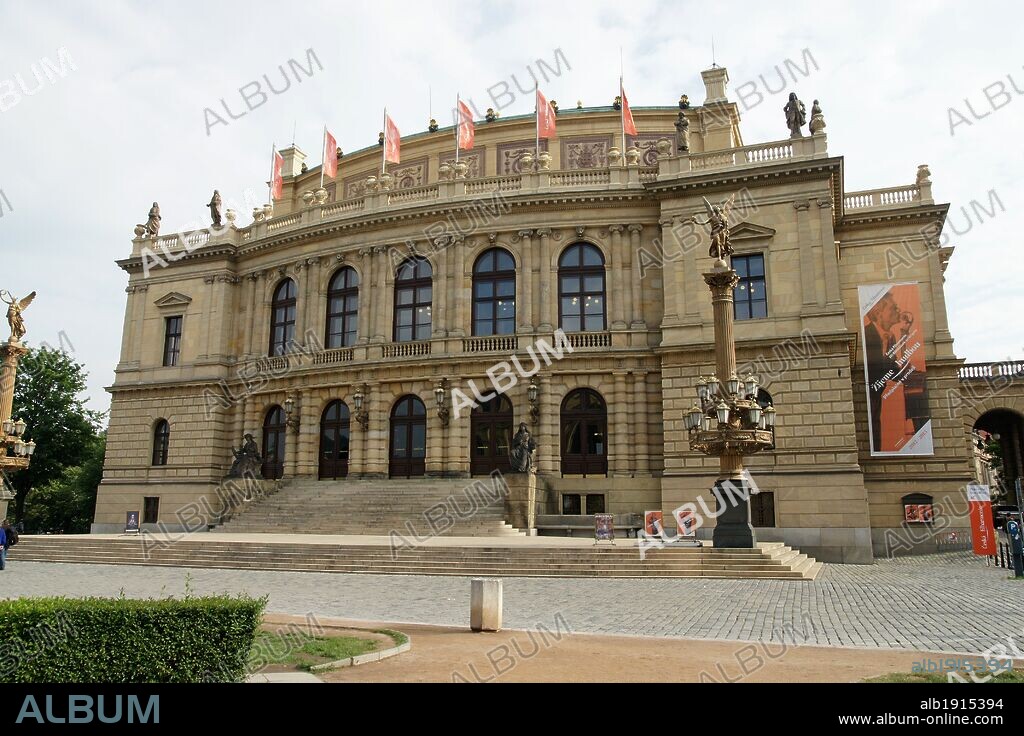 REPUBLICA CHECA. PRAGA. El Rudolfinum. Sede de la Orquesta Filarmónica Checa. Edificio neorrenacentista construido por los arquitectos Josef Zitek (1832-1909) y Josef Schulz (m. 1941). Inaugurado en 1885. En el se celebra todos los años el Festival Internacional de la Primavera de Praga. Fachada principal.