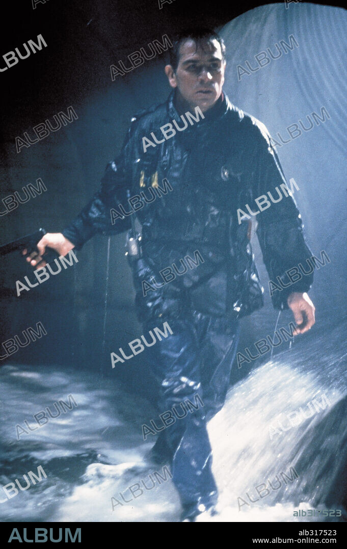 TOMMY LEE JONES in THE FUGITIVE, 1993, directed by ANDY DAVIS. Copyright WARNER BROTHERS / VAUGHAN, STEPHEN.