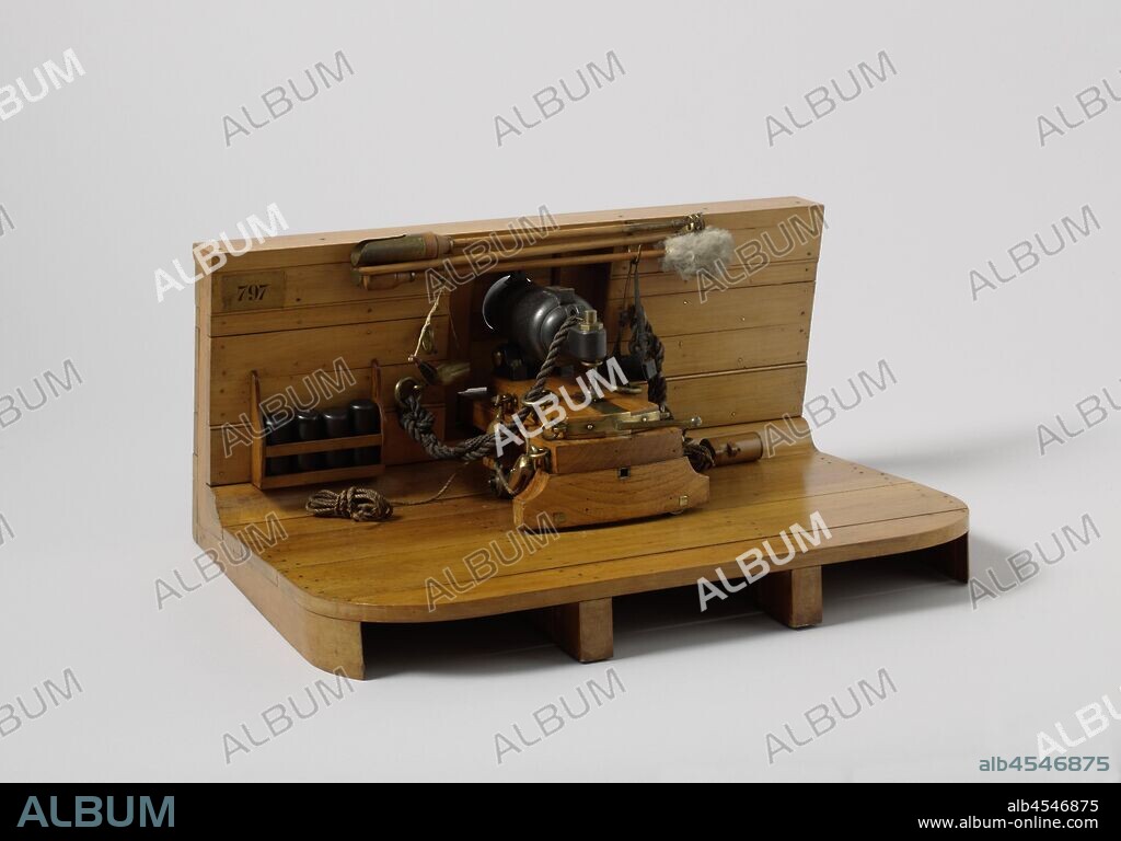 Model of a 12-Pounder Carronade on Deck, Model of a 12-pound carronade in battery, with all accessories. The wooden barrel, with a length of 16.6 cm and a caliber of 23 mm, is painted black and has a visor on the taping band, a refraction ring and a feather screw through the grape with rain cap. The upper carriage has a light trapezoidal body with brass fittings and rings, the front and back are rounded. At the back the box in brass fitting with baking iron and on top of the track for the elving screw, at the front the ears with tapas and the swirl bolt running in the groove of the bottom carriage. The bottom carriage is a wooden window, rounded at the front, partially studded with brass and equipped with two bolts. At the rear, the bottom carriage widens and is slightly rounded. In the middle and behind the window is supported by bobbins with wheels: the wheels in the middle run in the longitudinal direction, the wheels are at the rear with their axes radial to the spindle bolt. The ship's part has a port with semi-circular steps on the outside, closed with a hatch with a round hole for the barrel and a hole for the carriage that protrudes on the platform. The accessories include a ball rack hanging underneath the bottom carriage, four cartoons in a rack against the ship's wall, two powdered towers, setter / wiper, scratcher / ladle, scraper / scoop, pipe bag, a cartoeskoker. Scale 1: 5 (Obreen)., Rijkswerf Vlissingen, Flushing, 1839, wood (plant material), brass (alloy), rope, leather, wool, paint (coating), model: h 26 cm × w 54.5 cm × d 45 cm packaging capsule: c 23 mm × h 30.5 cm × w 59.5 cm d 49.5 cm.