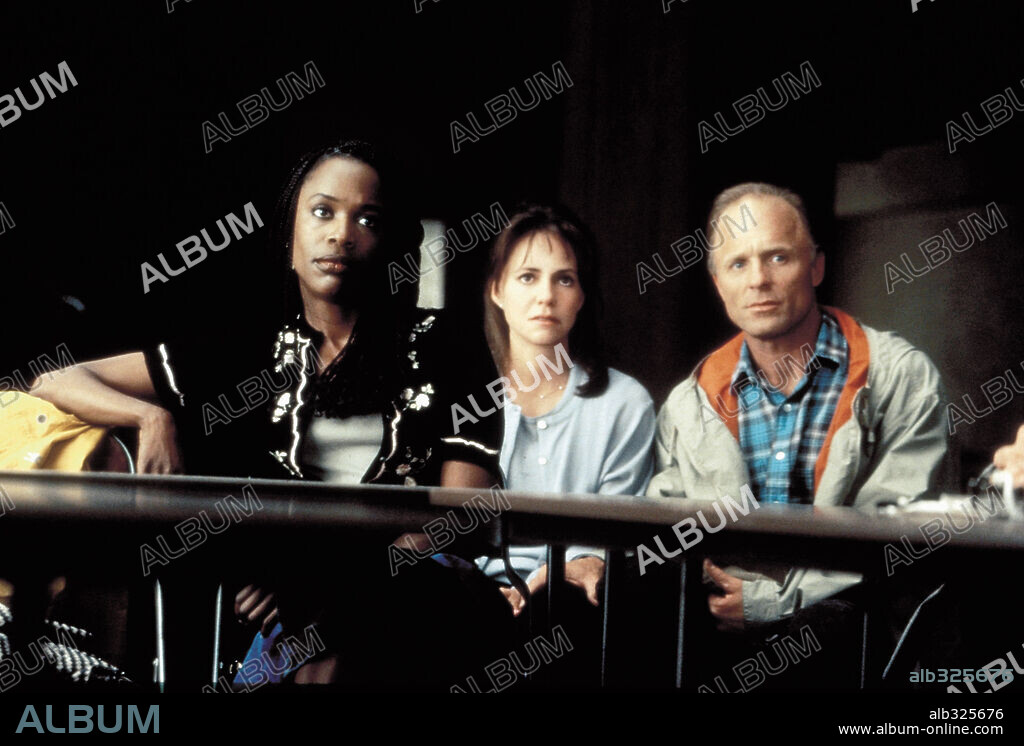 ED HARRIS y SALLY FIELD en EYE FOR AN EYE: OJO POR OJO, 1996 (EYE FOR AN EYE), dirigida por JOHN SCHLESINGER. Copyright PARAMOUNT PICTURES / GORDON, MELINDA SUE.