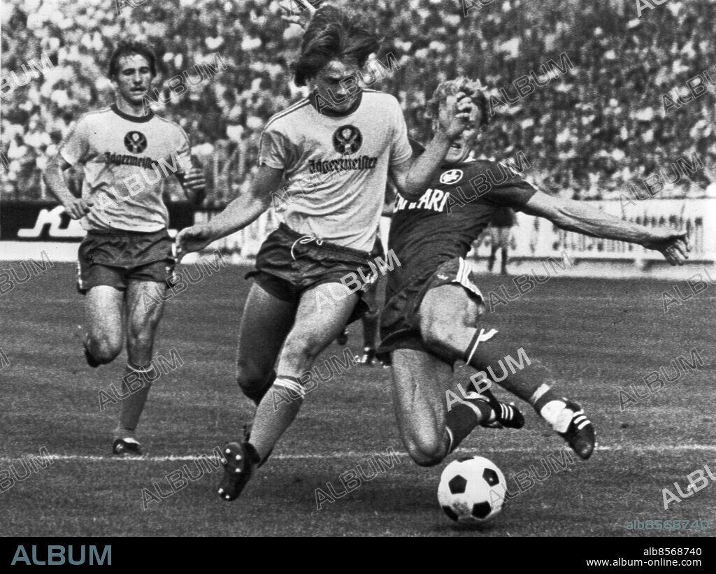 ARKIV 770806 Hans "Hasse" Borg (mitten) i sin ligadebut i den västtyska ligan för sin nya Eitracht Braunschweig borta mot Kaiserslautern Foto SCANPIX SWEDEN / SCANPIX / Kod: 190.